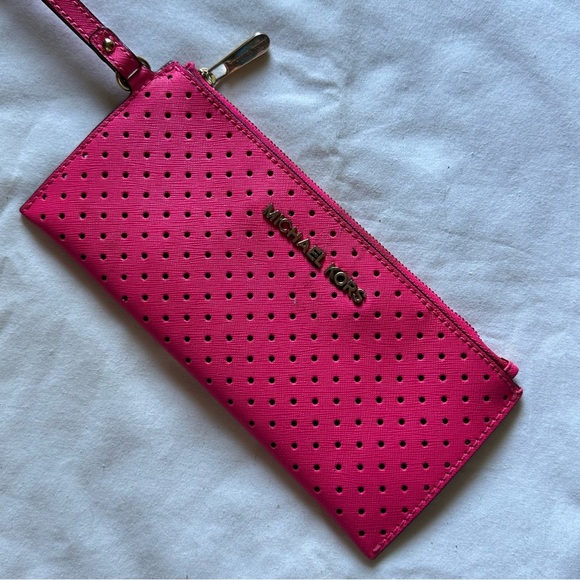 💓 Michael Kors Perforated Pink Leather Wristlet 💓 - Picture 5 of 6